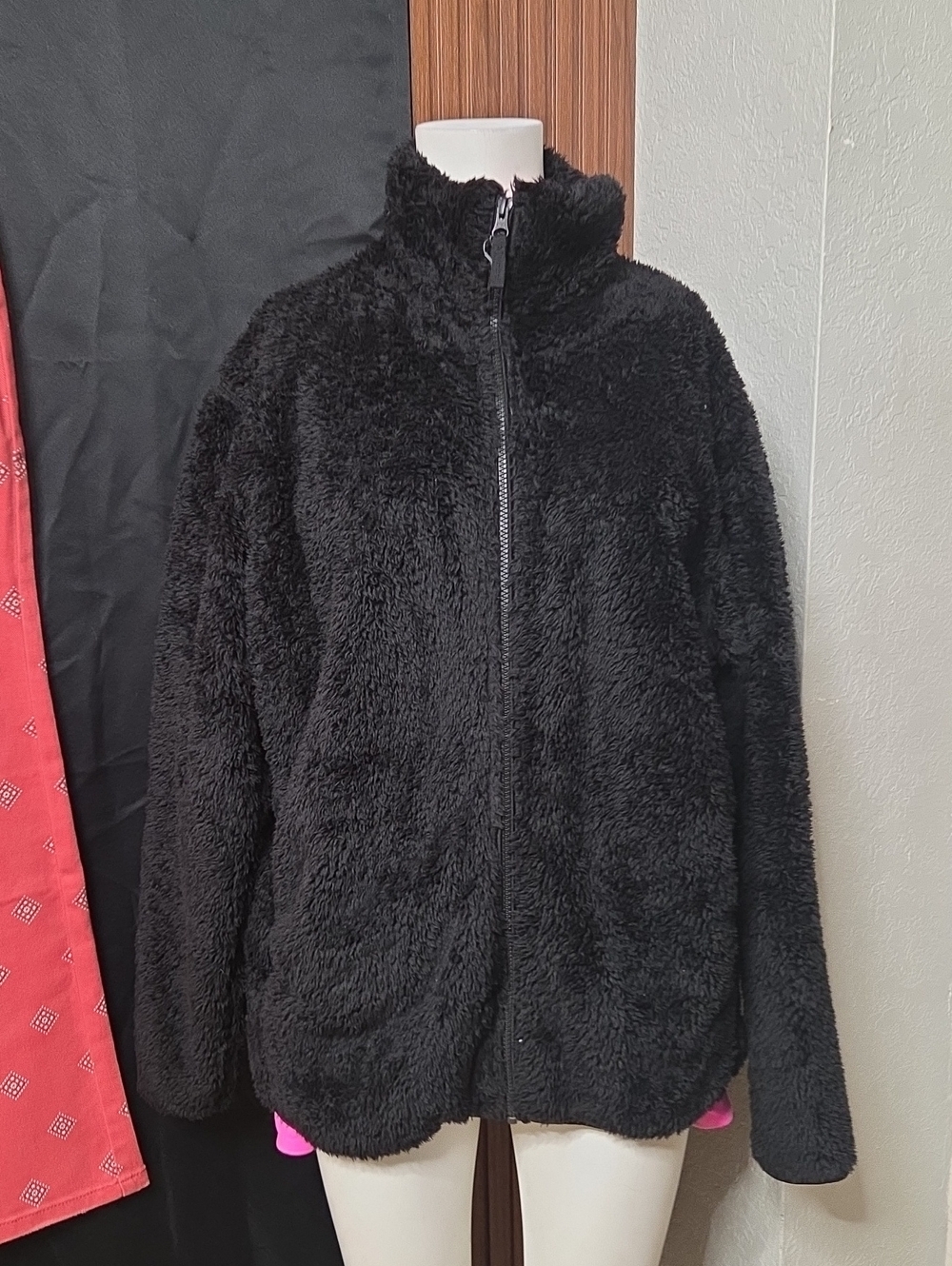 Uniqlo black fleece jacket in size L. [1515]